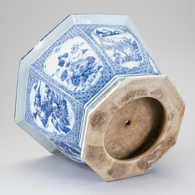 A blue and white flower pot, Qing dynasty, 18th Century.