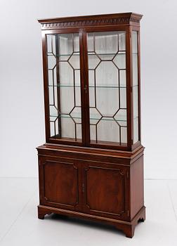 VITRINSKÅP, England, 1900-talets andra hälft.