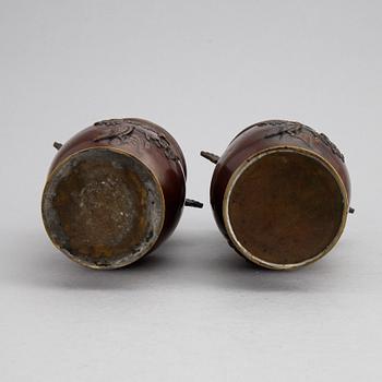 Vaser, ett par, koppparlegering. Japan, Meiji (1868-1912).
