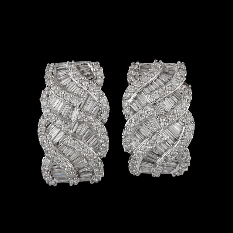 ÖRHÄNGEN med diamanter i olika slipningar, totalt ca 5.00 ct.