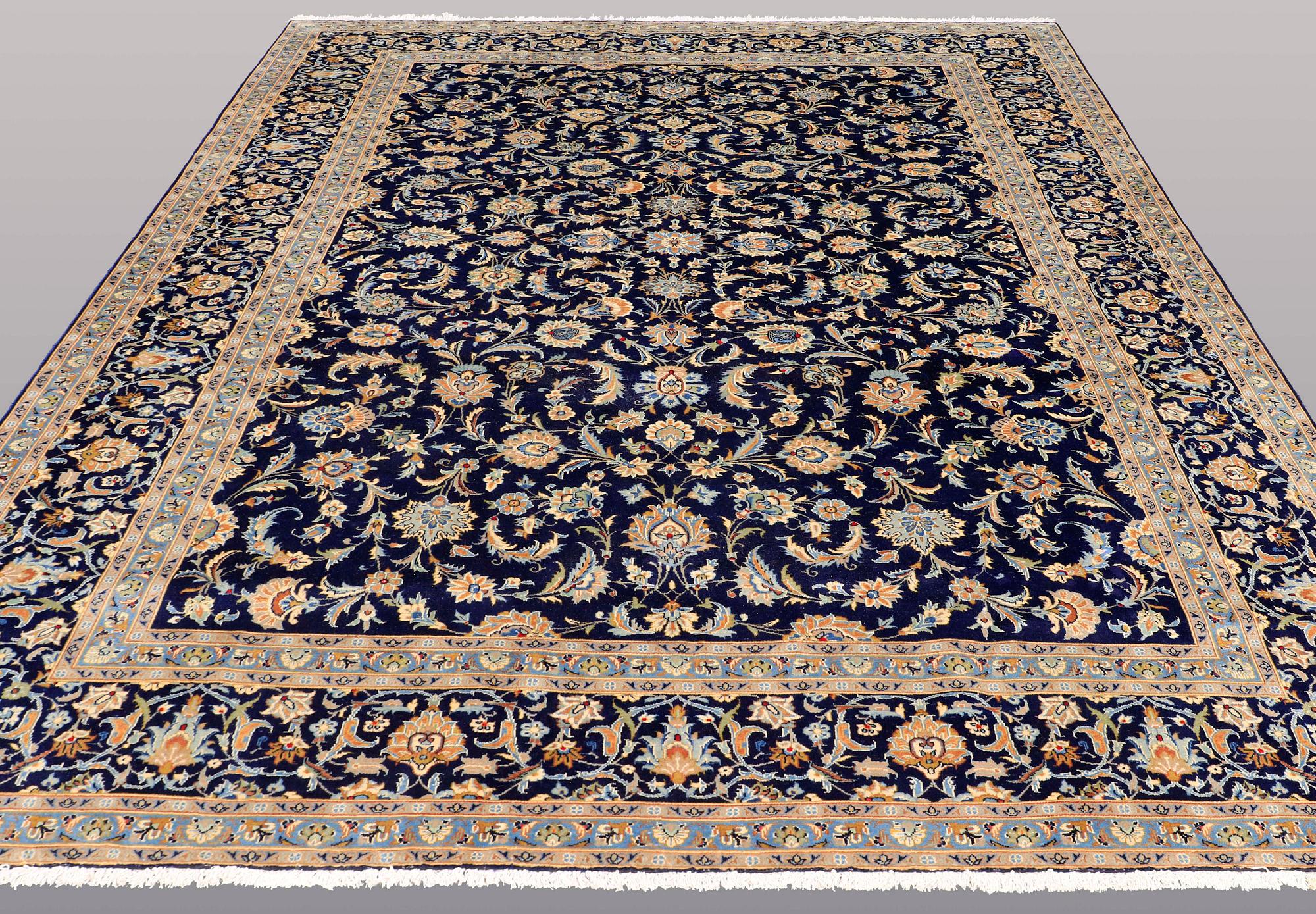 A CARPET, Kashan, ca 372 x 261 cm.