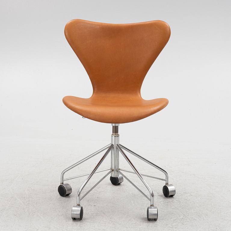 Arne Jacobsen, skrivbordsstol "Sjuan", Fritz Hansen, Danmark. 2005.