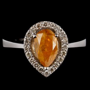 RING 18k vitguld med droppslipad gul diamant, 1.49 ct samt 20 briljantslipade små diamanter. Vikt 5 g.