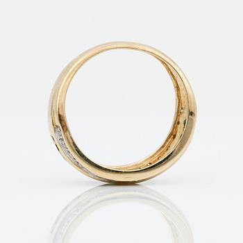 RING, 9K guld med åttkanslipade diamanter tot ca 0,20 ct samt rundslipade smaragder. Vikt ca 2,66 g.