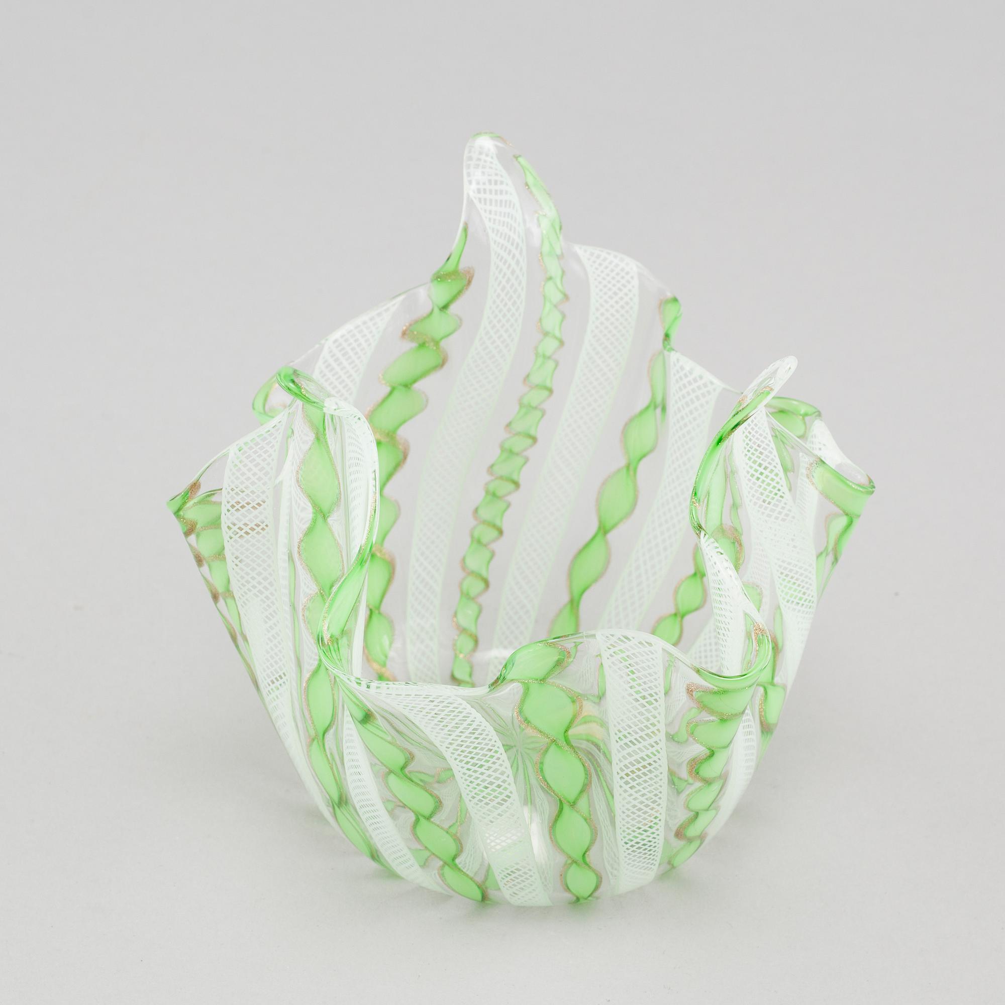 NÄSDUKSSKÅL, glas, "Fazzoletto", Murano, omkring 1900-talets mitt.