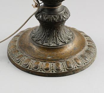 BORDSLAMPA, patinerad metall, omkring år 1900.