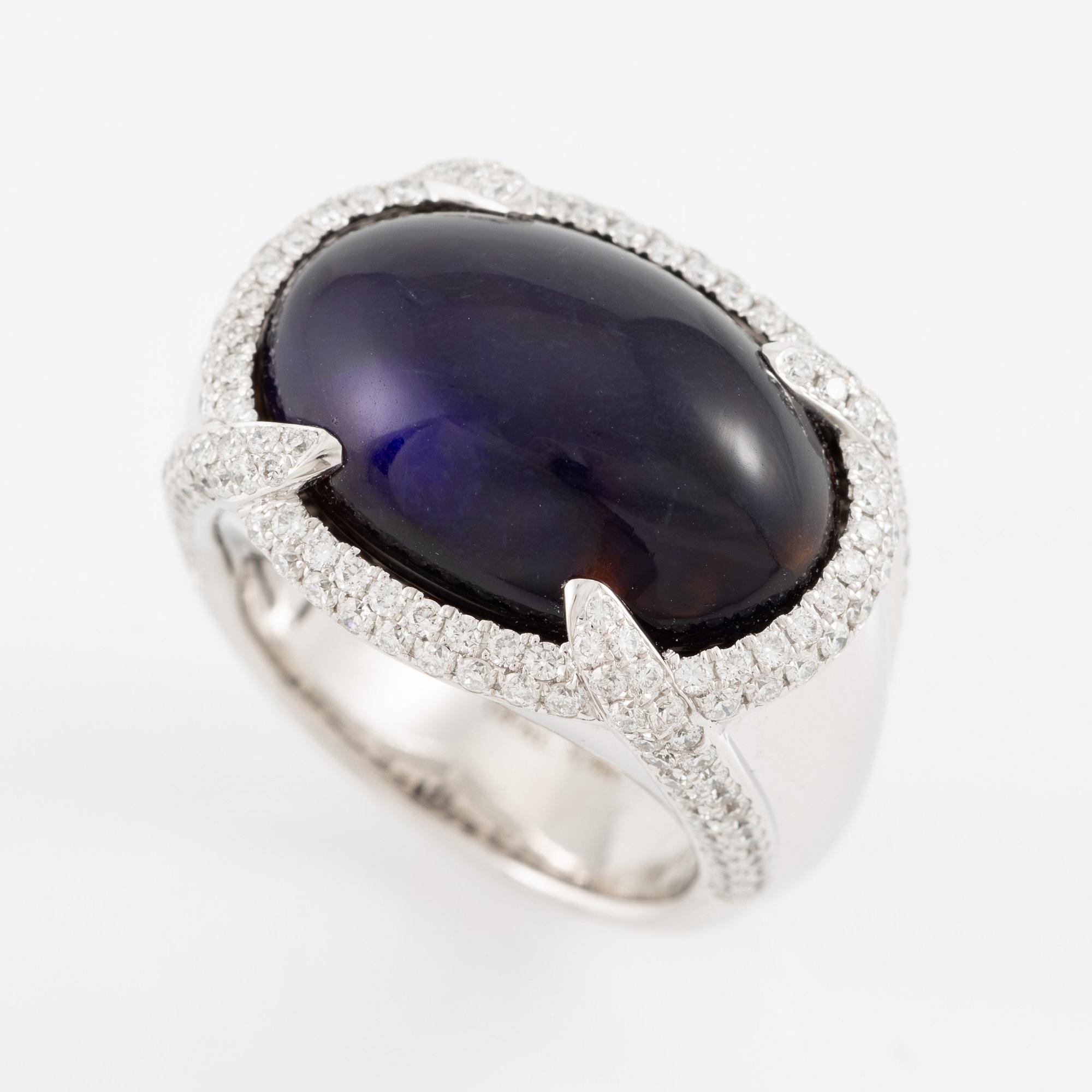 Ring in 18K white gold with opal and brilliant-cut diamonds.