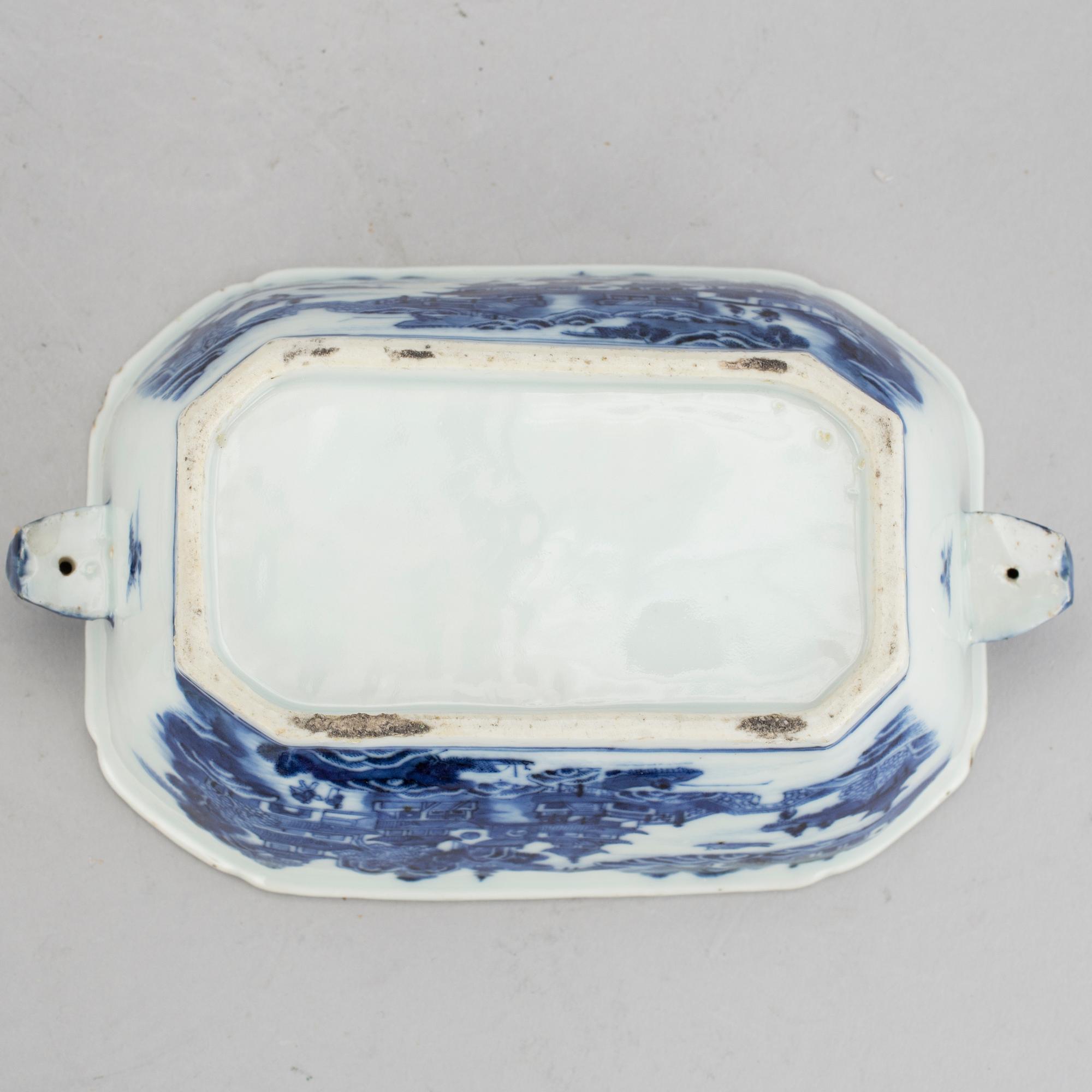 SMÖRTERRIN, porslin, Qingdynastin, Qianlong (1736-95).