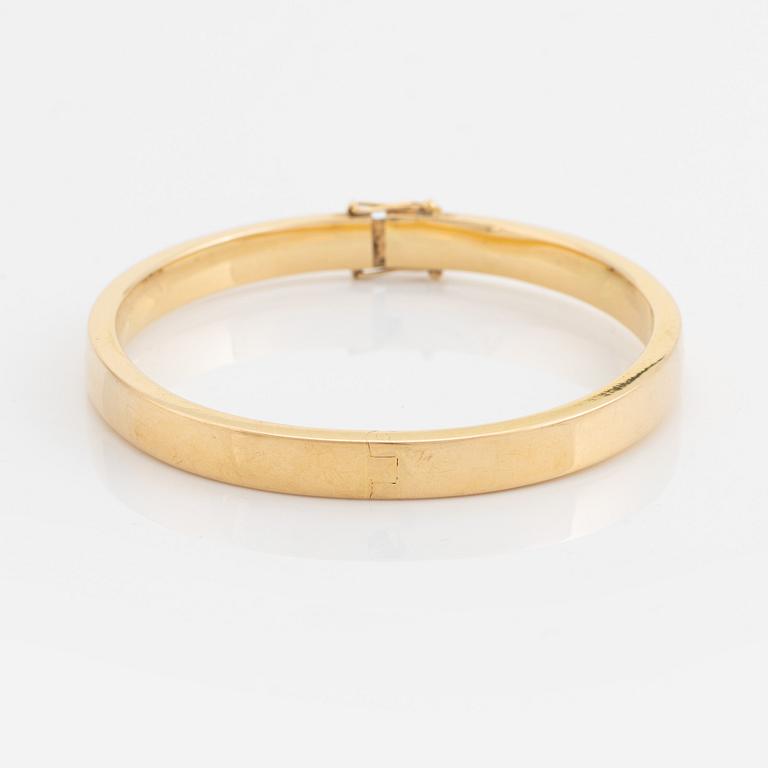 18K gold bangle.