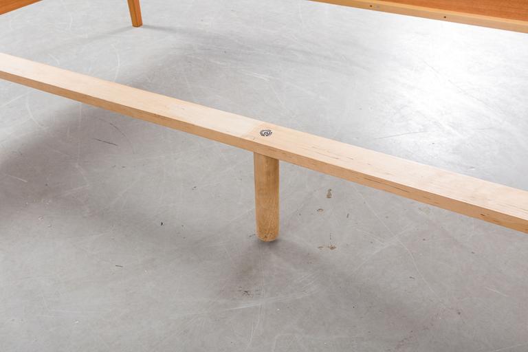 SÄNG, samt SÄNGBORD, ett par. Carl Malmsten, Åfors Möbelfabriks Ab.