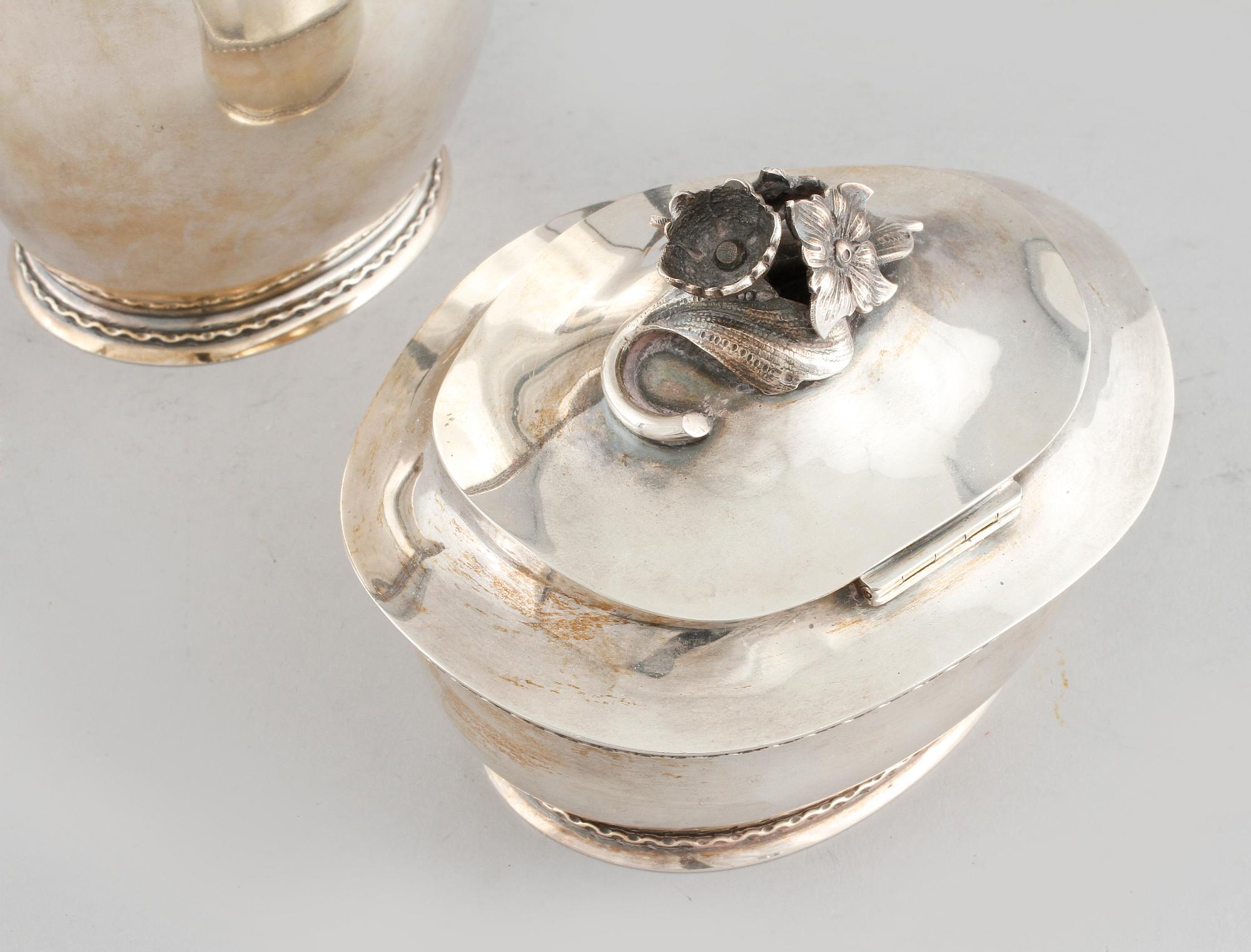 A koffee set in silver in two pieces by Erik Råström from Stockholm from 2947, weight 1040 grams.