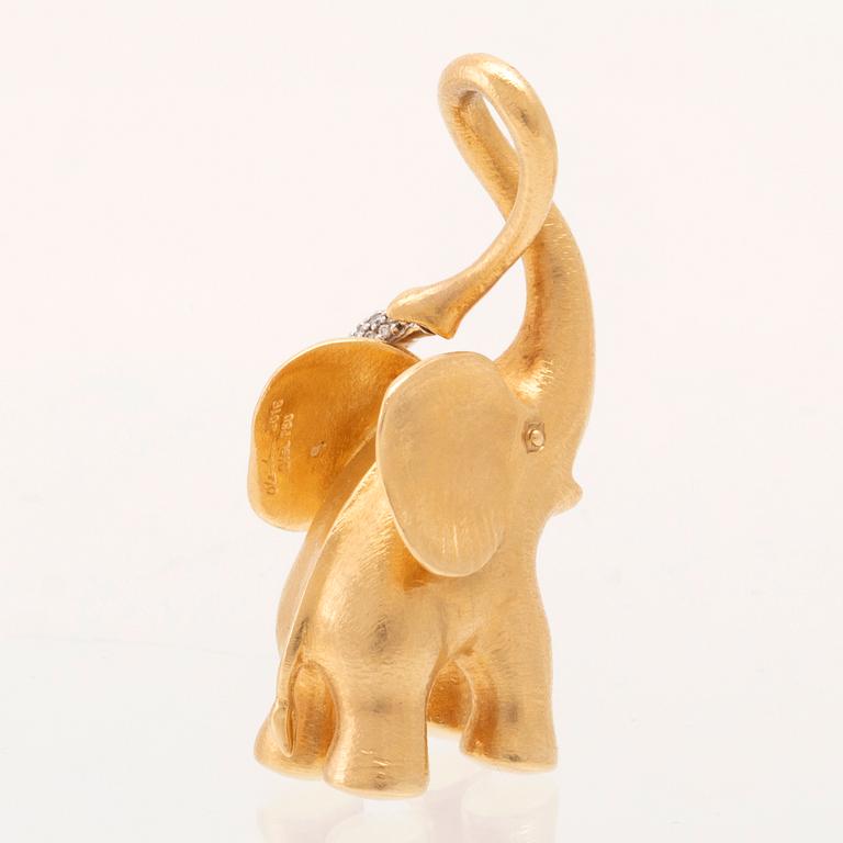 Ole Lynggaard, "Elephant pendant large" in 18K gold with round brilliant-cut diamonds.