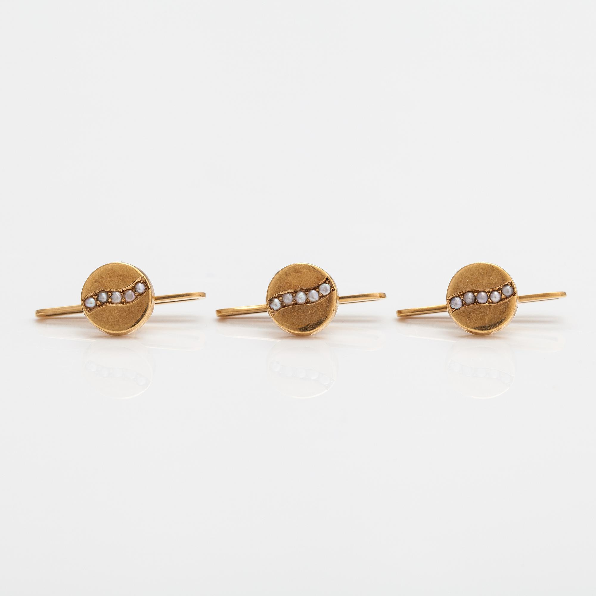 Tre knappar till frackskjorta, 18K guld och odlade pärlor. G. Dahlgren & Co, Malmö.