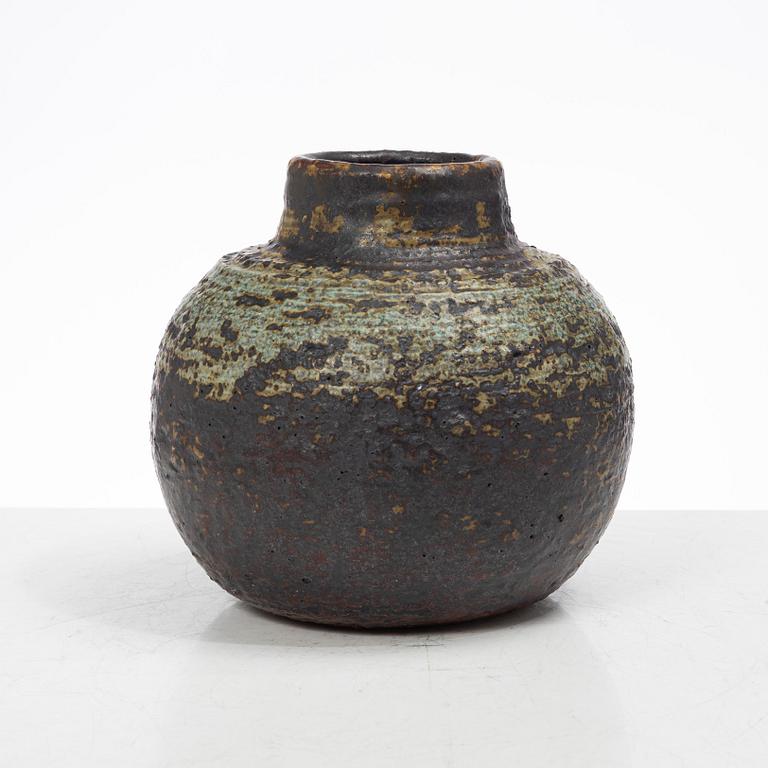 Annikki Hovisaari, a chamotte stoneware vase, Arabia, Finland 1960s.