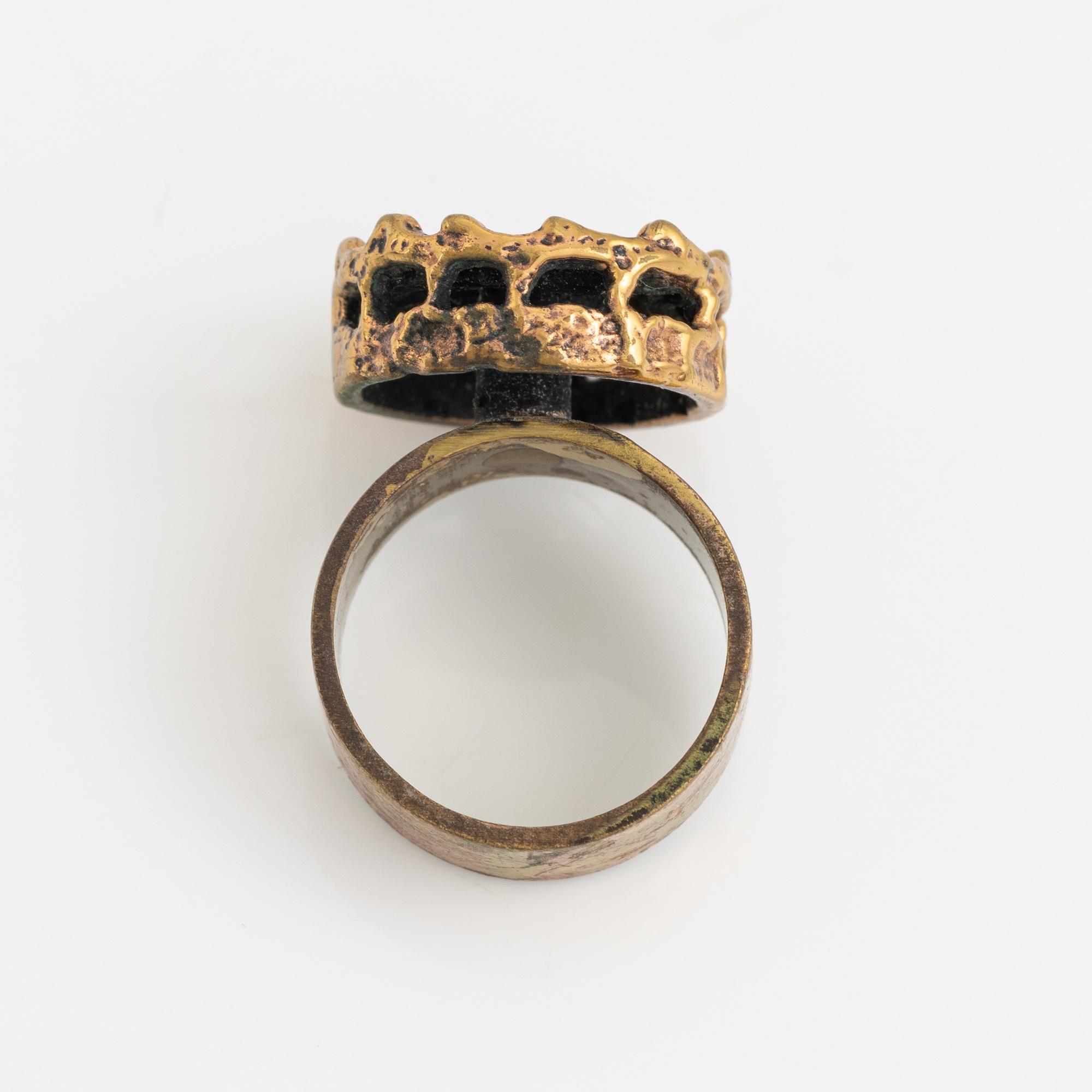 Pentti Sarpaneva, halsband samt ring, brons,