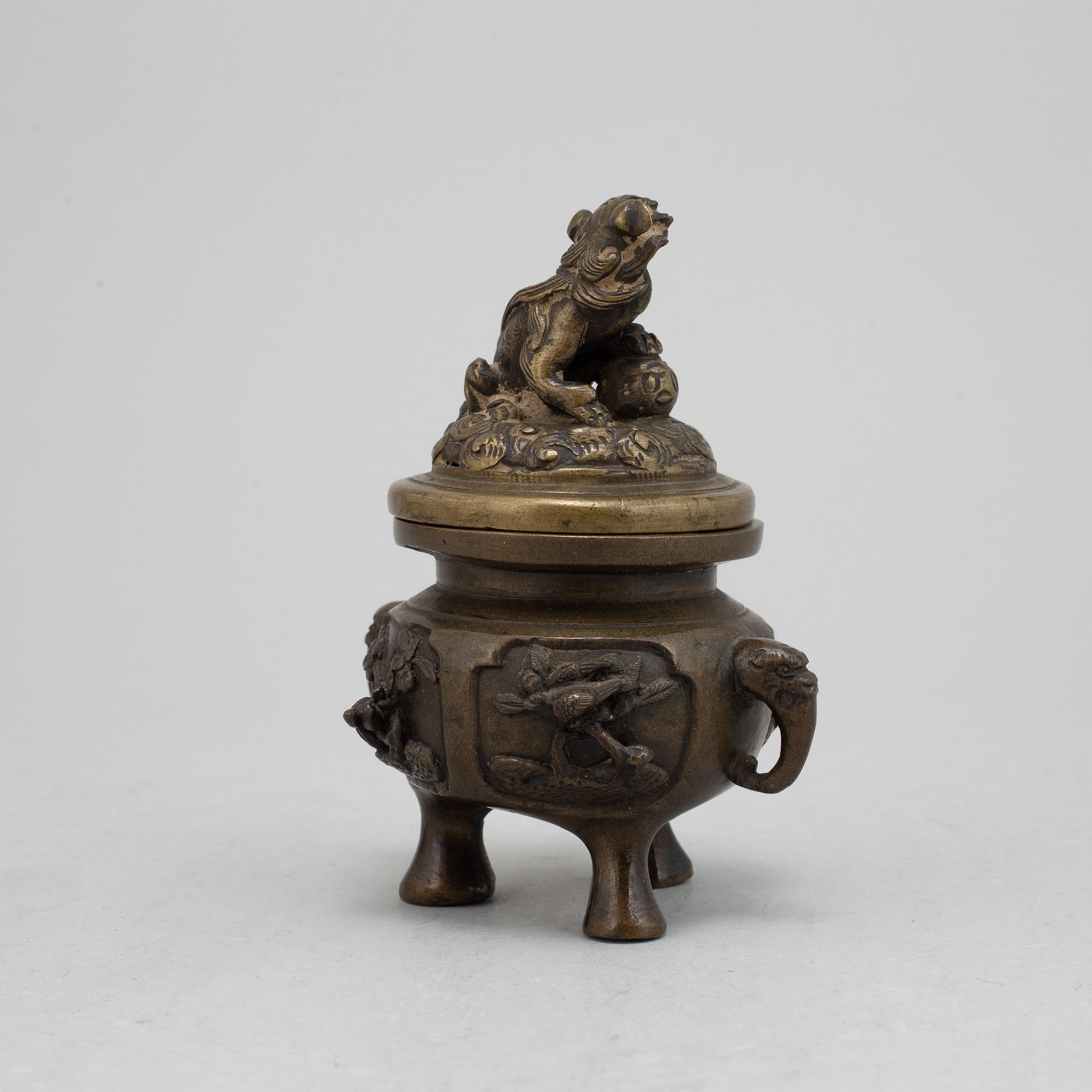 A Chinese bronze censer with lid, Qing dynasty, 19th century.
