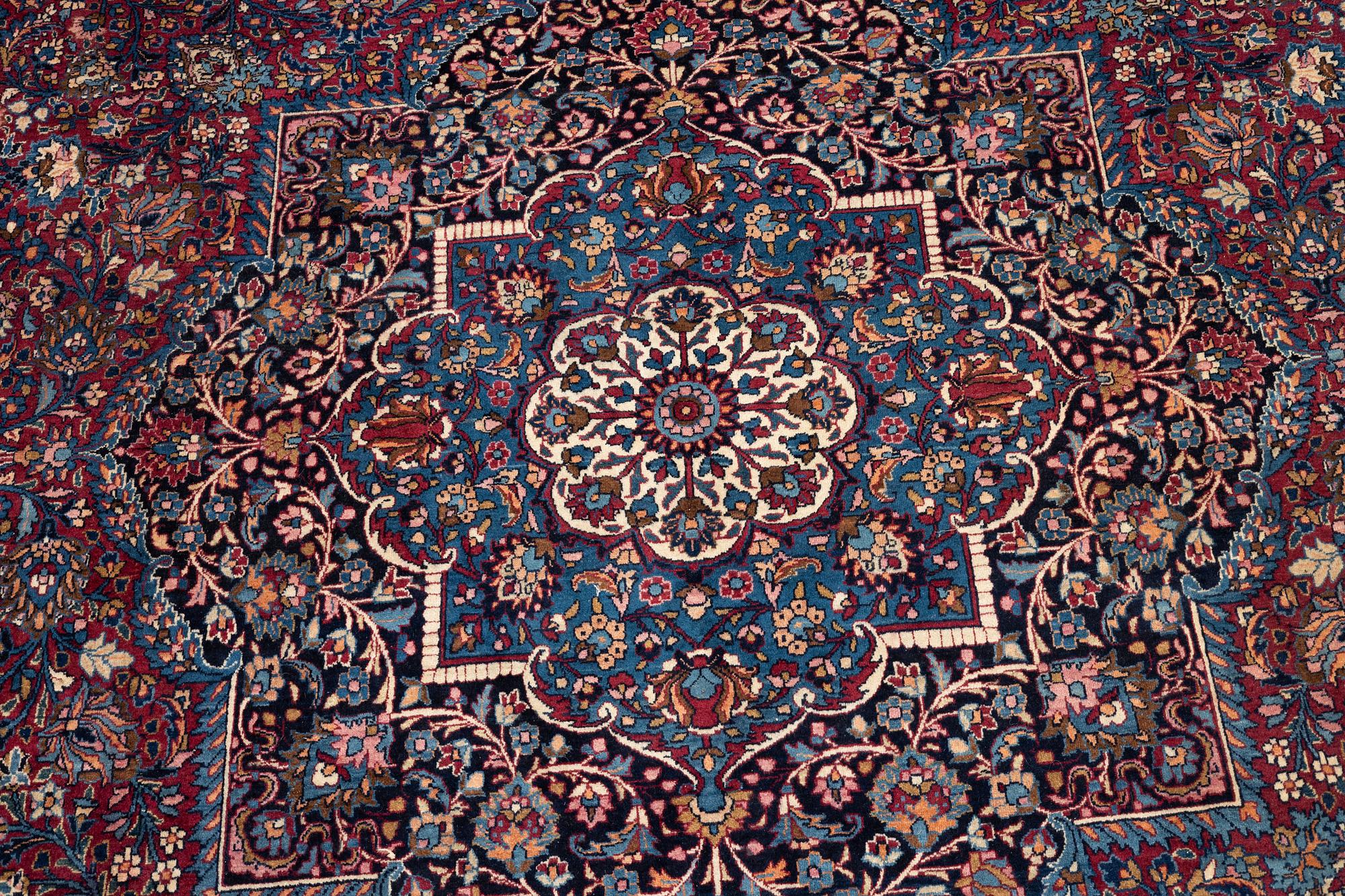 Matta antik Meshed, signerad Amoghli, ca 526,5 x 356 cm.