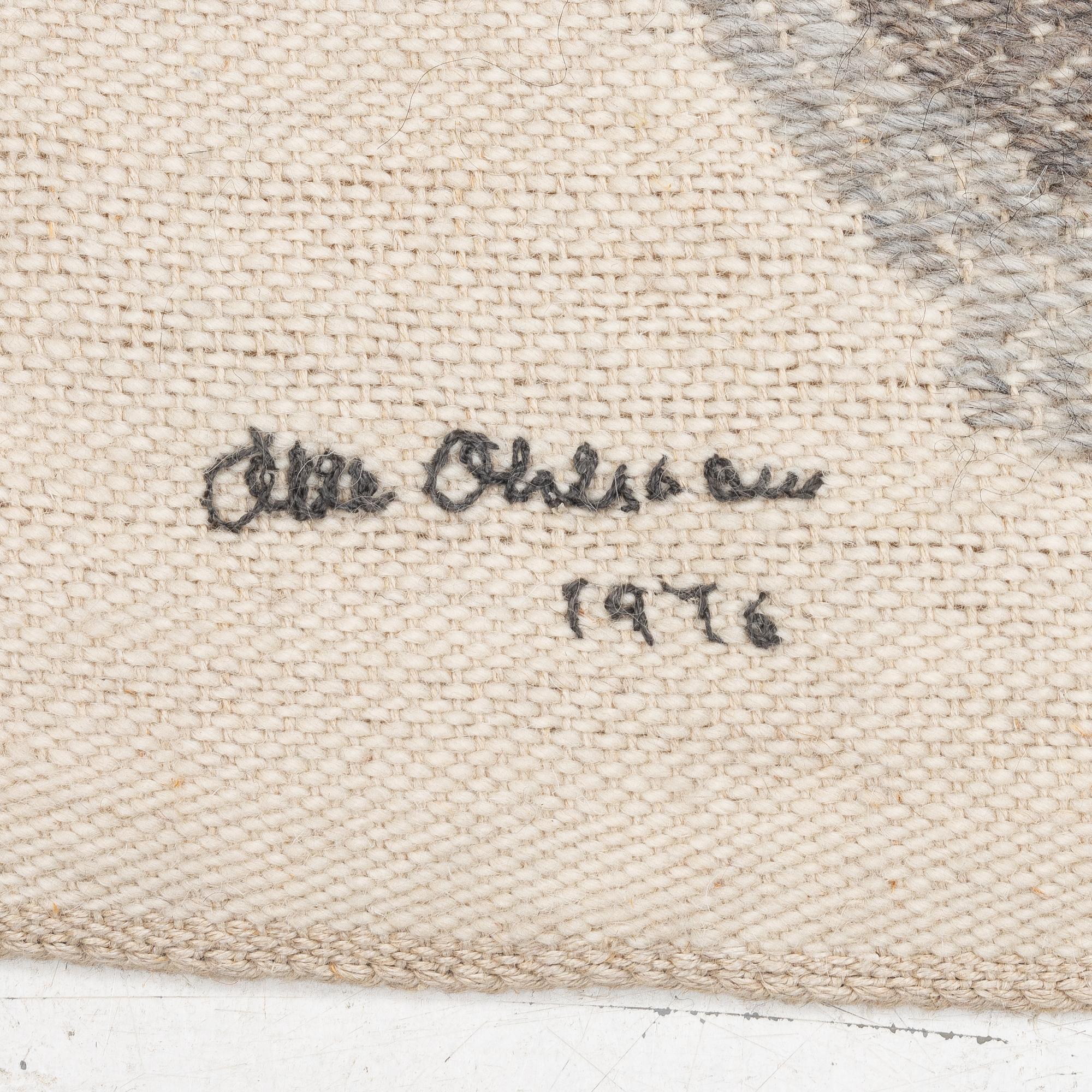 Olle Ohlsson, vävd tapet, "Jordnära", utförd av Lillemor Lindbom, 1976, signerad LL, ca 126x 92 cm.