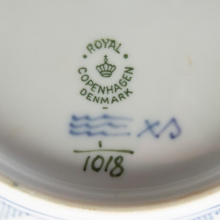 Royal Copenhagen, Service items, 32 pieces, "Musselmalet".