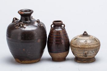 DIVERSE KERAMIK, 9 st, Sydostasien, troligen 1400-1500-tal.