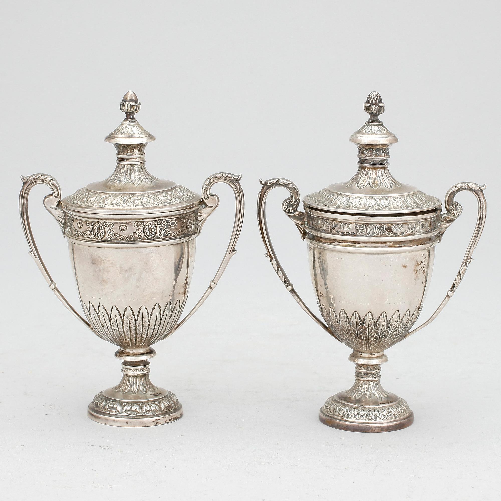 POKALER, ett par, silver, Mappin & Webb, Sheffield, 1935 & 1939. Vikt ca 186g.