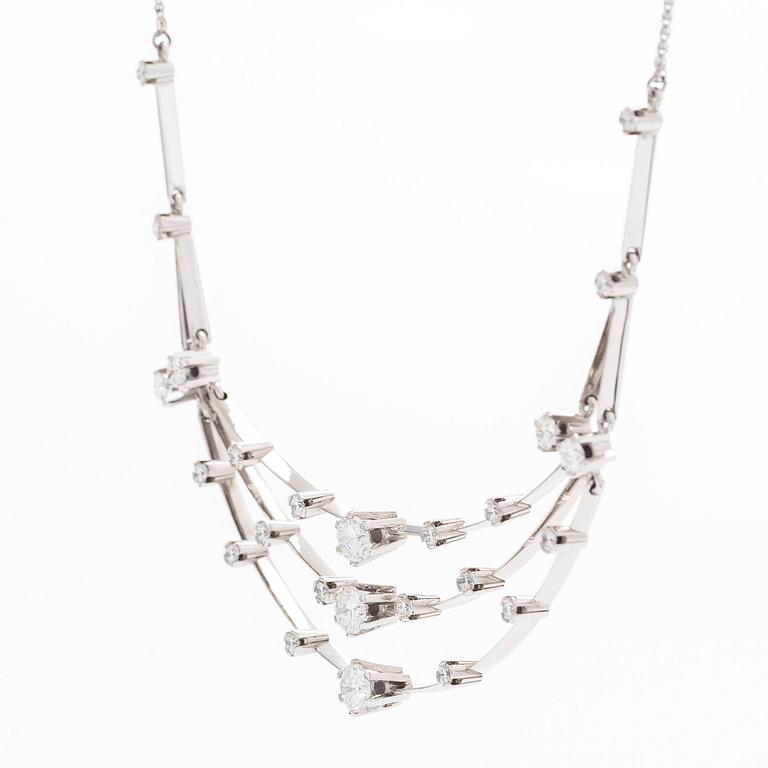 Collier, 18K vitguld med briljantslipade diamanter. A Tillander 1973.