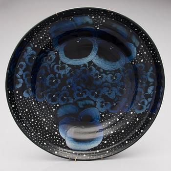 A stoneware wall plate, signed Kaipiainen, Arabia.