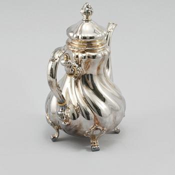 KAFFEKANNA, silver, rokokostil, svenska importstämplar, omkring 1900-talets mitt, vikt 535 gram.