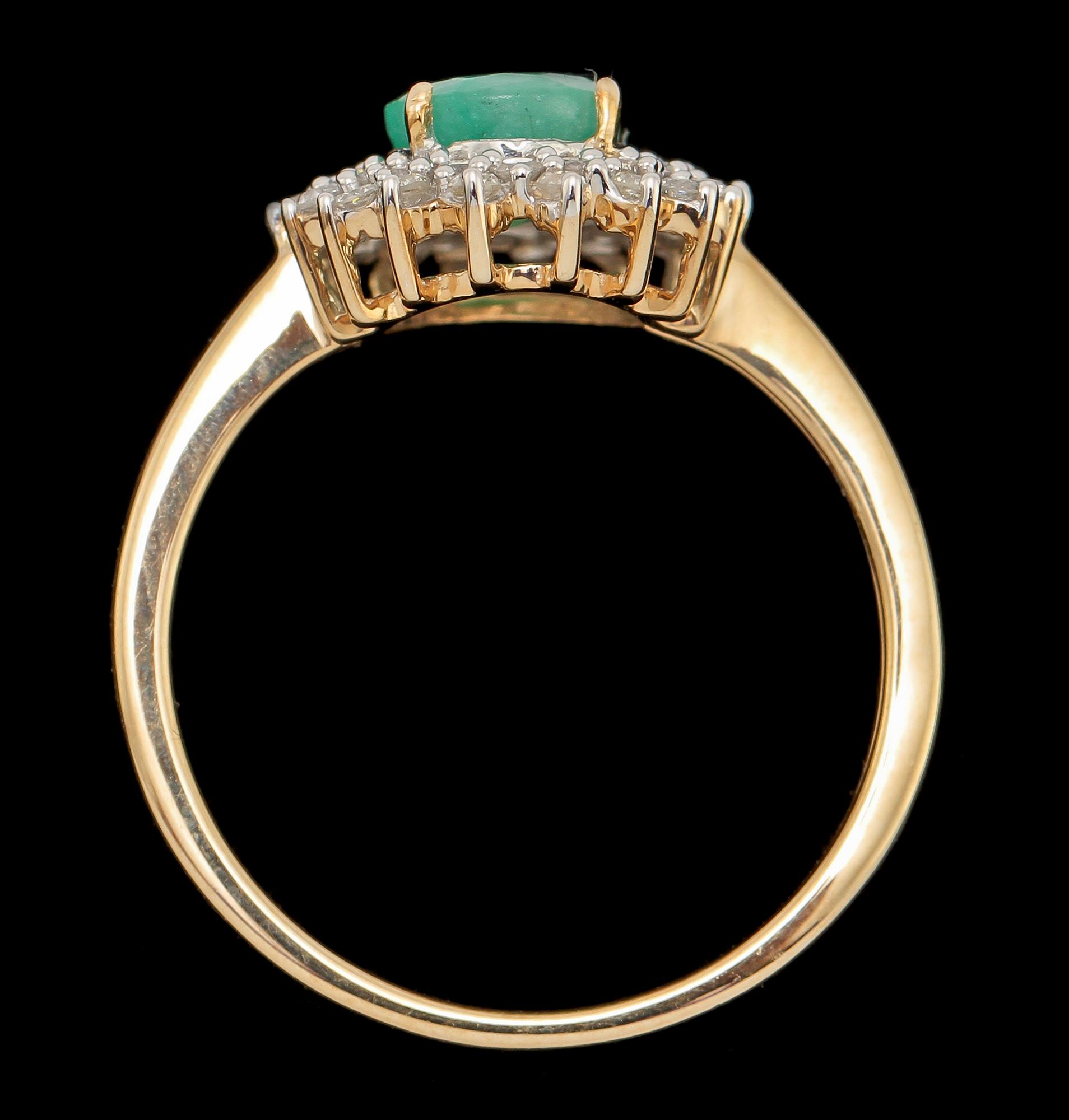 RING, 9k guld med fasettslipad smaragd samt små briljantslipade diamanter, 2000-tal. Vikt 3 g.