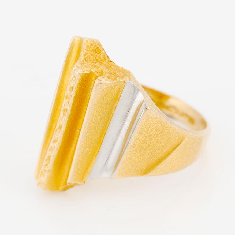 Björn Weckström, ring "Lines in the Water", 18K gold and platinum. Lapponia 1992.