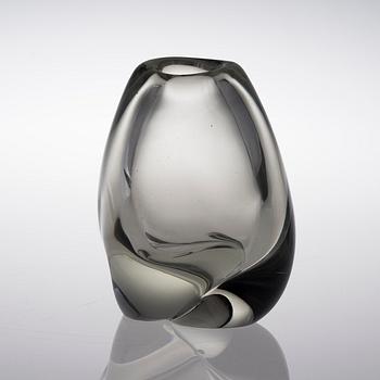 GUNNEL NYMAN, A VASE. Chiffon. Signed G. Nyman, Nuutajärvi Notsjö. Late 1940s.