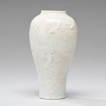 A 'ge' glazed vase, Qing dynasty, 18th century.