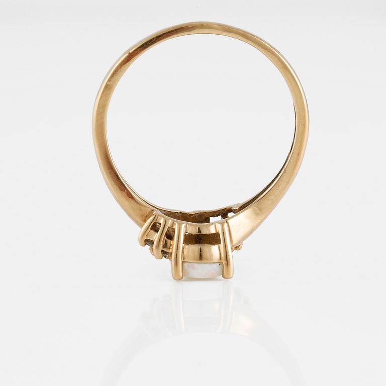RING, 10K guld med 6 briljantslipade diamanter samt cabochonslipad vit opal. Vikt 2,4 gram.