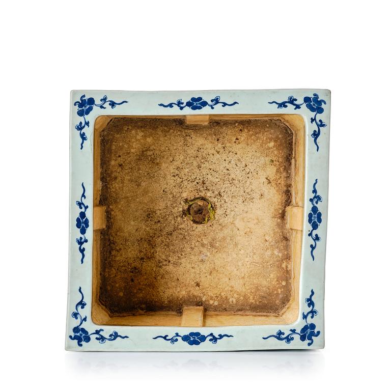 A blue and white flower pot, late Qing dynasty, circa 1900.