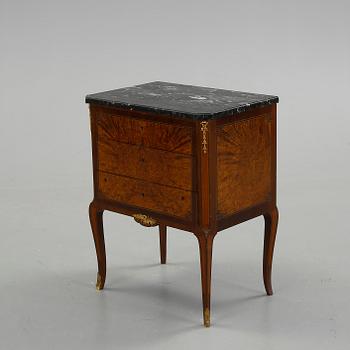 BYRÅ, gustaviansk stil. Daterad 1920.