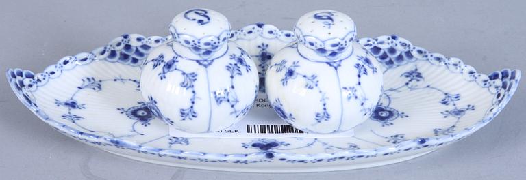 PARTI SERVISDELAR, 45 st, porslin, "Musselmalet", Kongl Dansk.