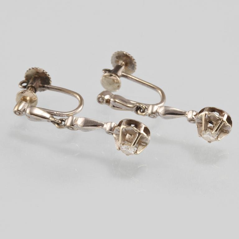 ÖRHÄNGEN, 18K vitguld med 2 briljantslipade diamanter, importstämplade. Vikt 3,4 gram.