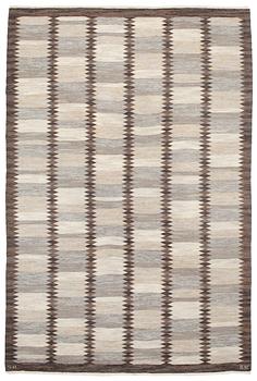 934. MATTA. Rölakan (flat weave). 308 x 203 cm. Signed SH BK (Svensk Hemslöjd, Berit Koenig).