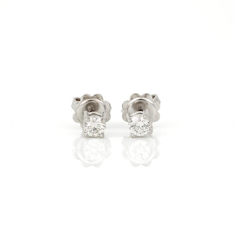 ÖRHÄNGEN, ett par, 18K vitguld med briljantslipade diamanter  tot ca 0,41 ct. Totalvikt ca 2,0 g.