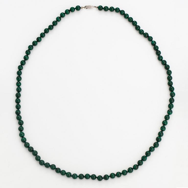 A malakite pearl collier with a sterling silver clasp.