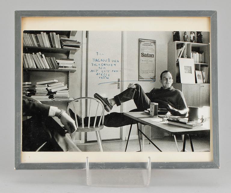 FOTOGRAFI, föreställande Ingmar Bergman. Med dedikation i bläck.