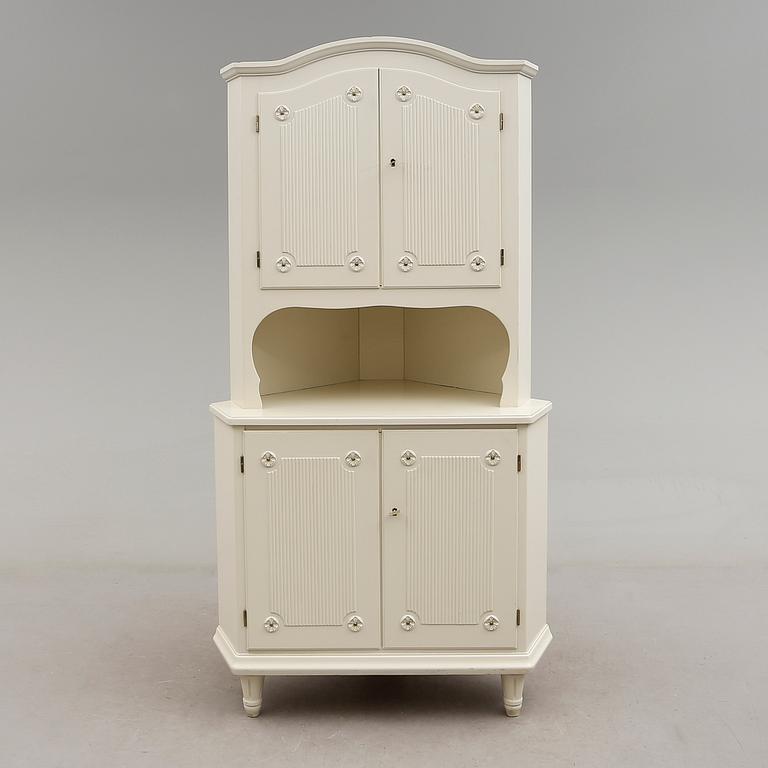 HÖRNSKÅP, gustaviansk stil, 1900-talets andra hälft.