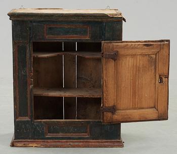 HÄNGSKÅP, allmoge, 1800-tal.