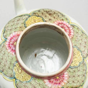 A famille rose teapot, blue and white jar and a placquer, Qing dynasty and 20th century.