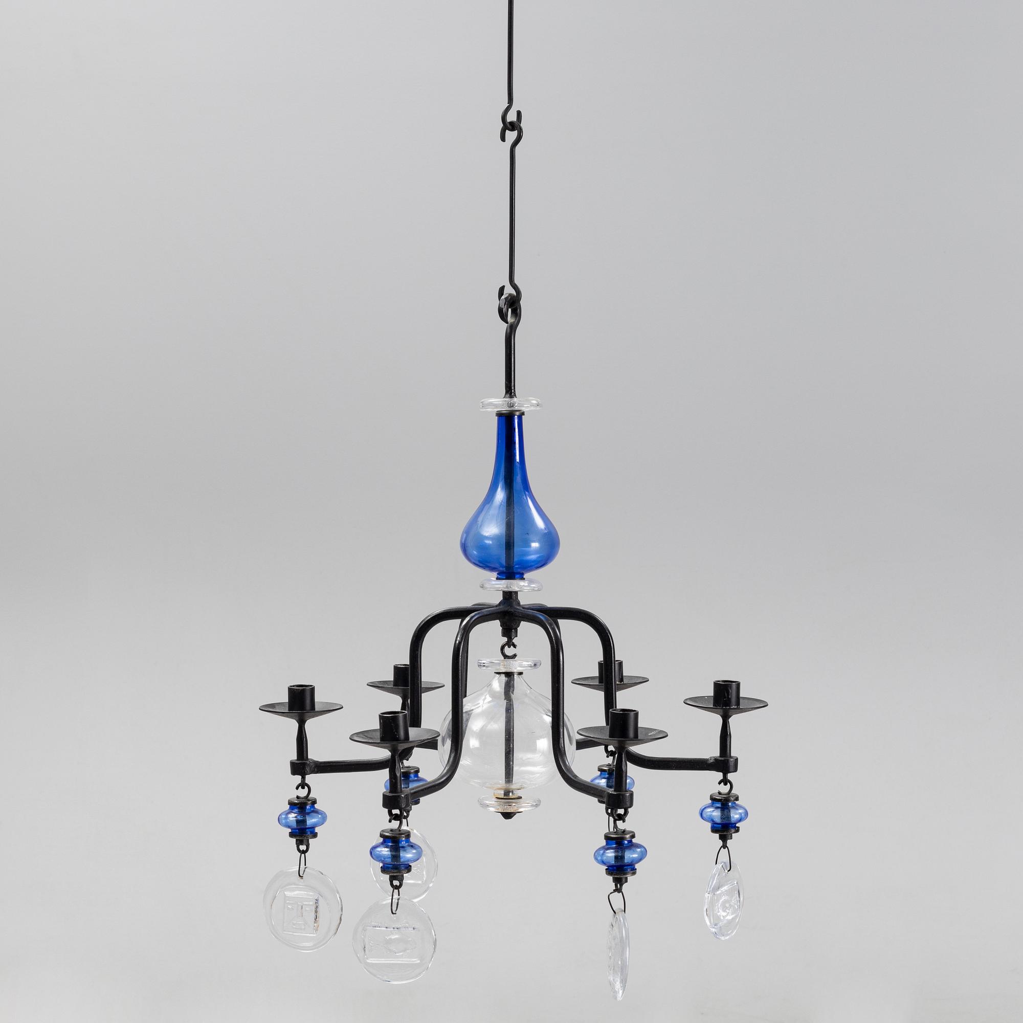 Erik Höglund, ljuskrona samt ljusstakar, ett par, glas och järnsmide.