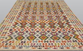 A Kilim carpet, approx. 342 x 245 cm.