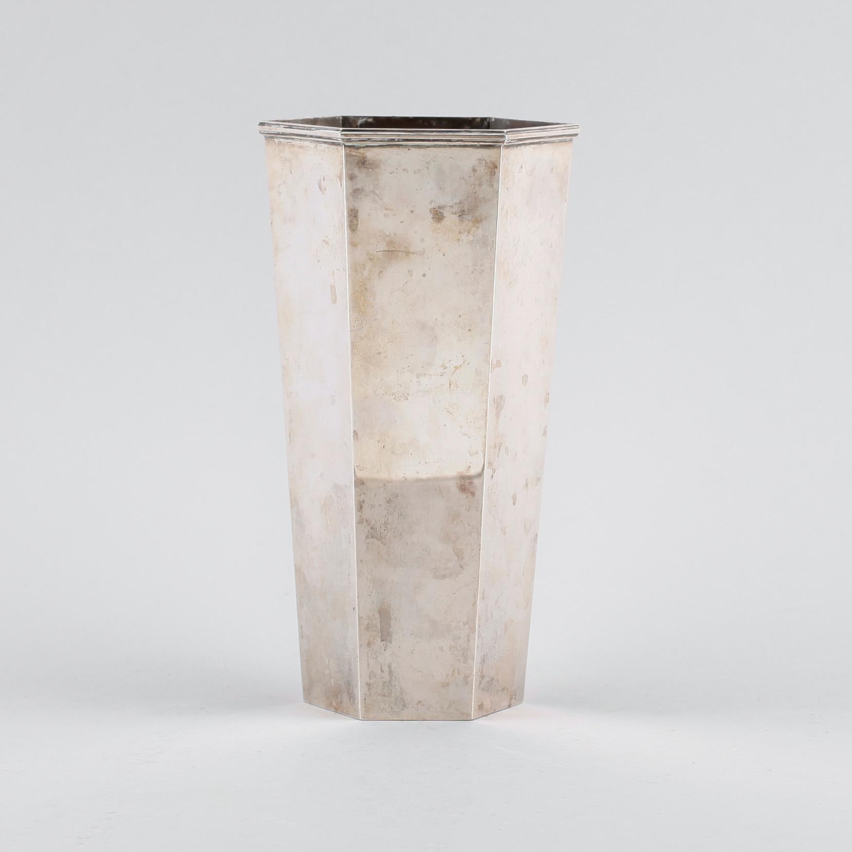 A Wiwen Nilsson sterling hexagonal vase, Lund 1947.