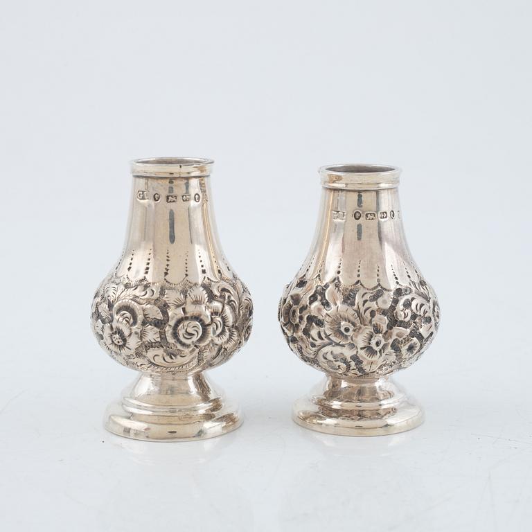 Bordstillbehör, 4 delar, silver, England, 1800-tal.