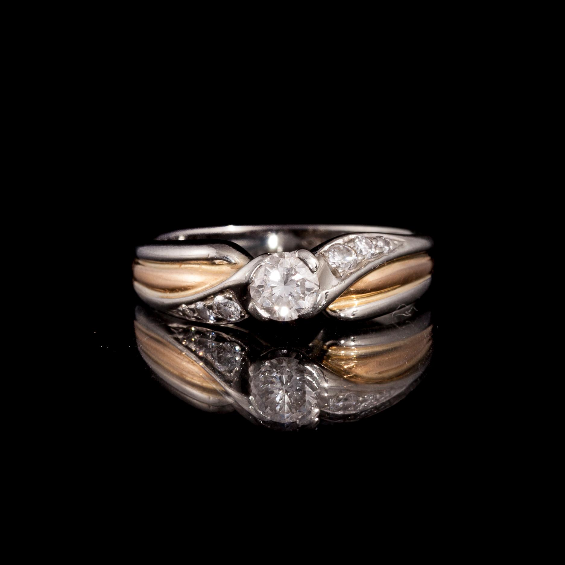 RING, 18K vitt och gult guld, briljantslipade diamanter. Malmin korupaja 2000. Vikt ca 5,4 g.
