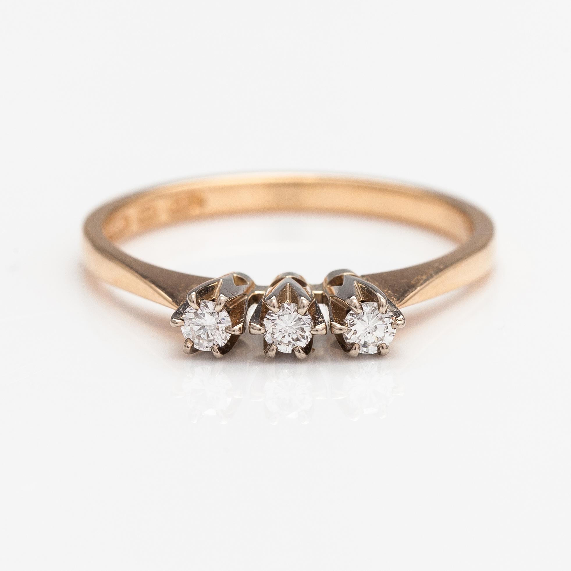 Elis Kauppi, Sormus,, 14K kultaa, timantteja n. 0.15 ct yht kaiverruksen mukaan. Kupittaan Kulta, Turku 1981.